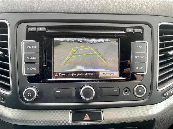 Volkswagen Sharan 2,0 TDI 103kW / DSG / VÝHŘEV - foto 30