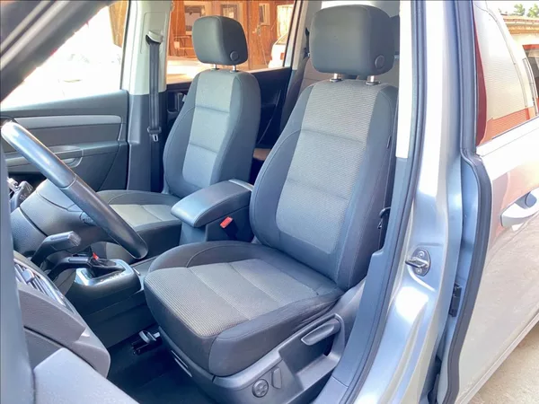 Volkswagen Sharan 2,0 TDI 103kW / DSG / VÝHŘEV - foto 9