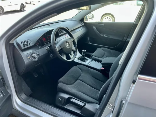 Volkswagen Passat 2,0 FSI COMFORTLINE - foto 11