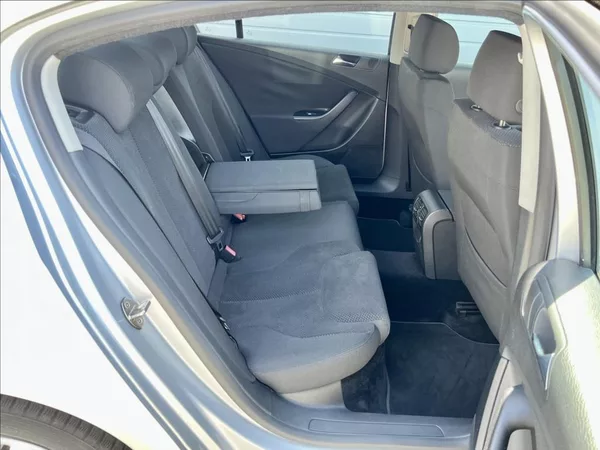 Volkswagen Passat 2,0 FSI COMFORTLINE - foto 16