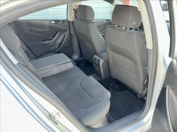 Volkswagen Passat 2,0 FSI COMFORTLINE - foto 17