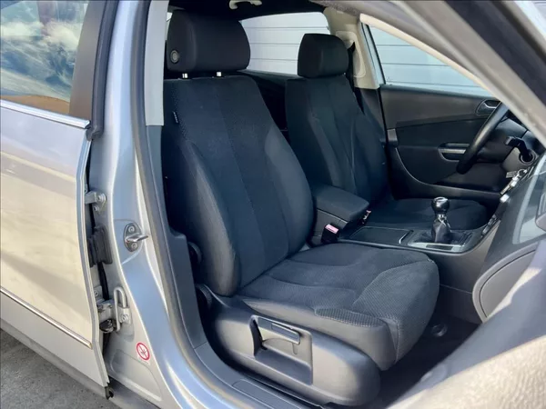 Volkswagen Passat 2,0 FSI COMFORTLINE - foto 18