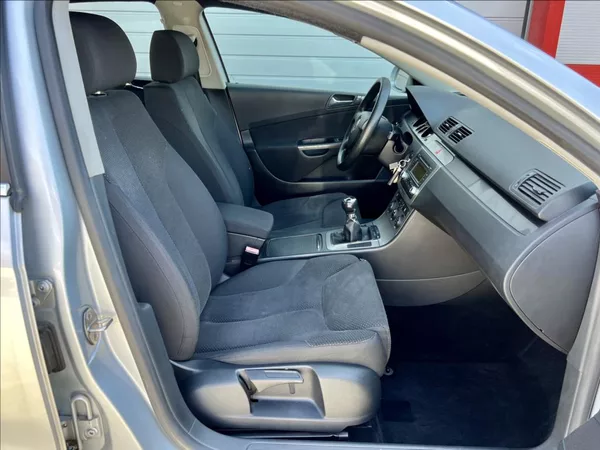 Volkswagen Passat 2,0 FSI COMFORTLINE - foto 19