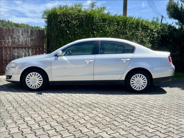 Volkswagen Passat 2,0 FSI COMFORTLINE - foto 2