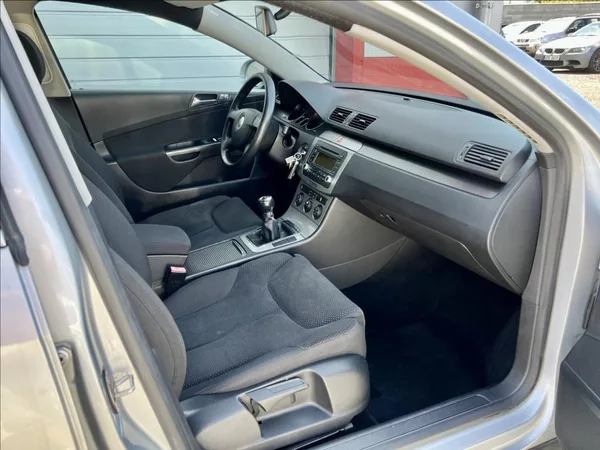 Volkswagen Passat 2,0 FSI COMFORTLINE - foto 20