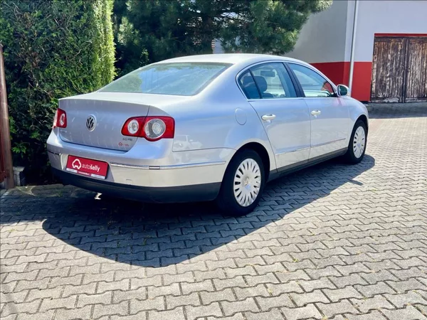 Volkswagen Passat 2,0 FSI COMFORTLINE - foto 5
