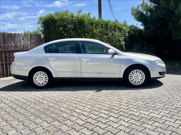 Volkswagen Passat 2,0 FSI COMFORTLINE - foto 6