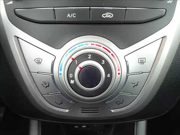 Hyundai ix20 1,6 i 91kW 56 000km - foto 35