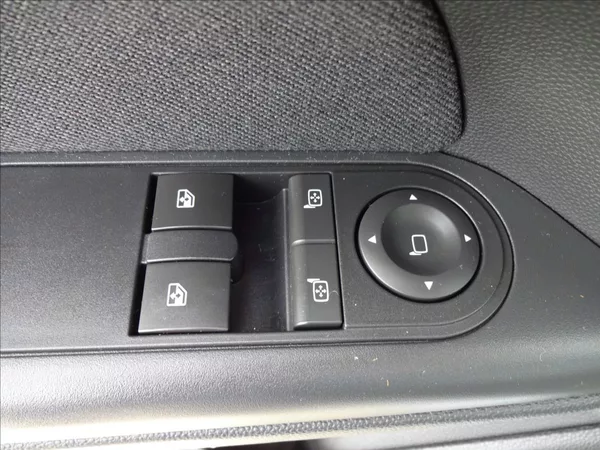 Opel Astra 1,6i 85kW - foto 19