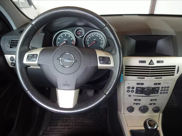 Opel Astra 1,6i 85kW - foto 32