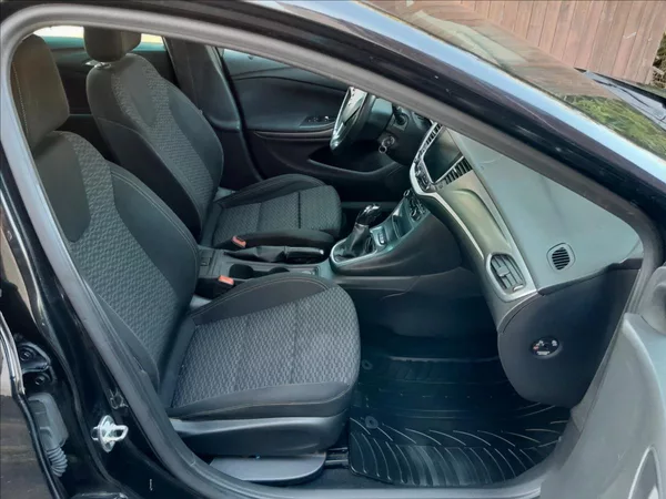 Opel Astra 1,6 CDTi 81kW - foto 30