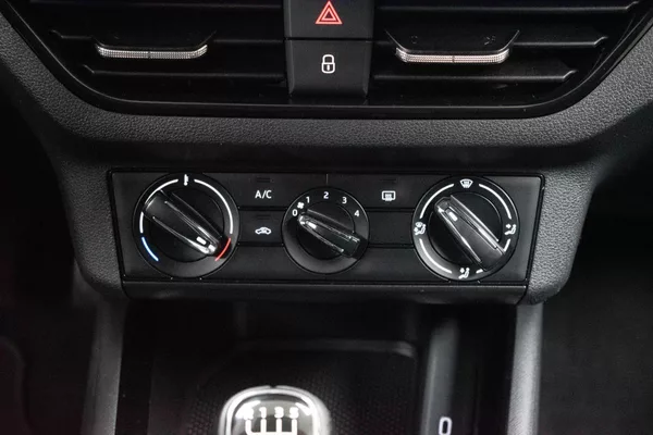 Škoda Scala 1.6 TDI 85kW ACC*Mirror Link* - foto 26