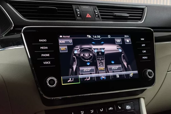 Škoda Superb TDI 147kW 4x4*L&K*TAŽNÉ*ČR 1.M - foto 31