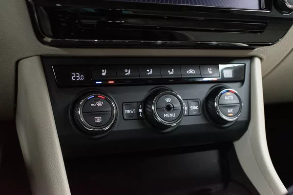 Škoda Superb 2.0 TSI 206kW L&K 4x4*TAŽNÉ*ČR - foto 28