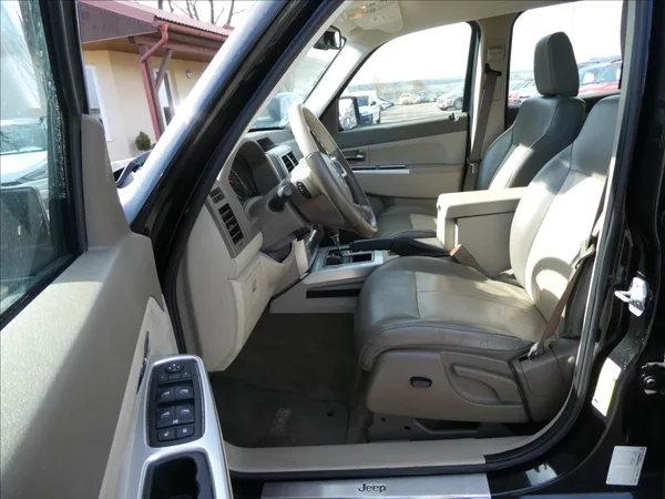 Jeep Cherokee 3,7 L 151kW 4x4, automat - foto 14