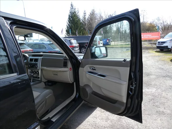 Jeep Cherokee 3,7 L 151kW 4x4, automat - foto 18