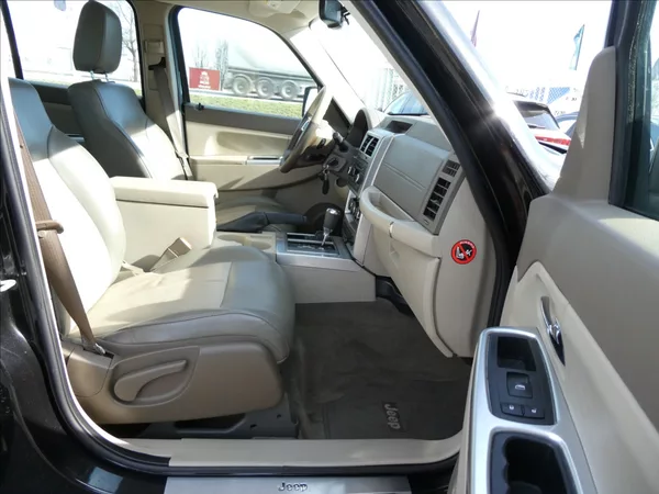 Jeep Cherokee 3,7 L 151kW 4x4, automat - foto 19