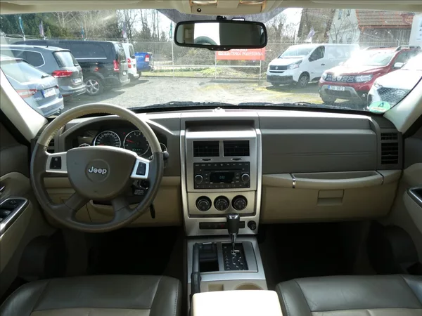 Jeep Cherokee 3,7 L 151kW 4x4, automat - foto 22