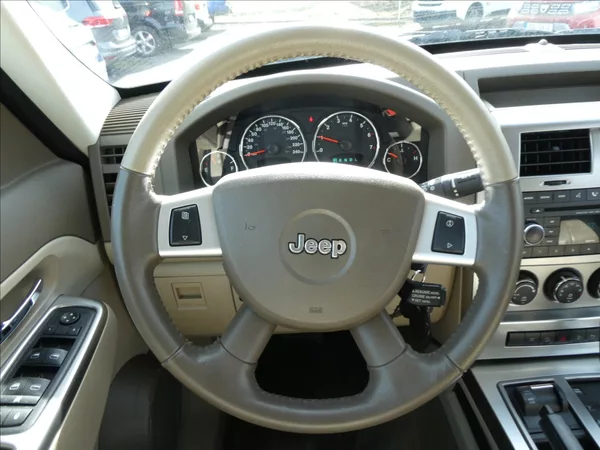 Jeep Cherokee 3,7 L 151kW 4x4, automat - foto 25
