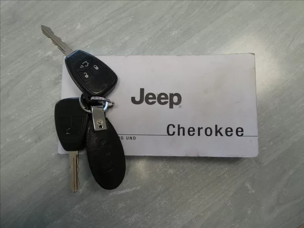 Jeep Cherokee 3,7 L 151kW 4x4, automat - foto 32