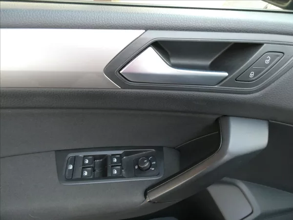 Volkswagen Touran 1,2 TSi 81kW 7.míst, NAVI - foto 34