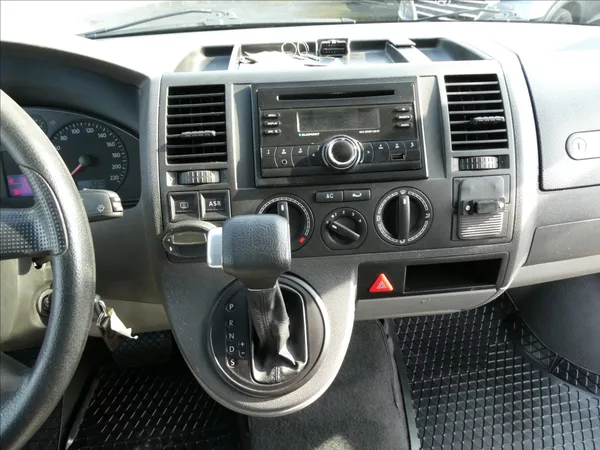 Volkswagen T5 California 2,5 TDi 96kW obytný vůz - foto 32