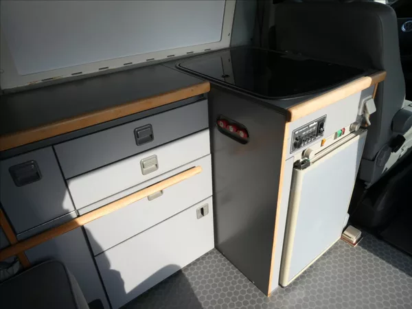 Volkswagen T5 California 2,5 TDi 96kW obytný vůz - foto 39