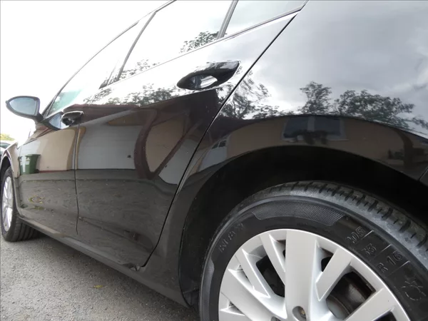 Volkswagen Golf 1,6 TDi 85kW navi,led,serviska - foto 14