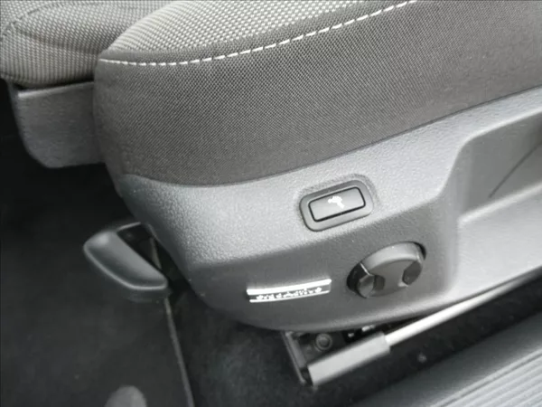 Volkswagen Golf 1,6 TDi 85kW navi,led,serviska - foto 17