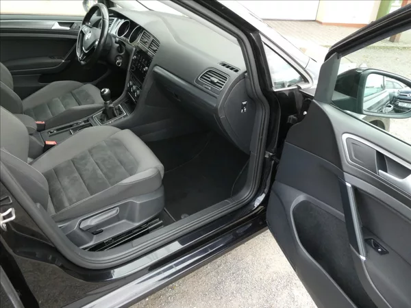 Volkswagen Golf 1,6 TDi 85kW navi,led,serviska - foto 20