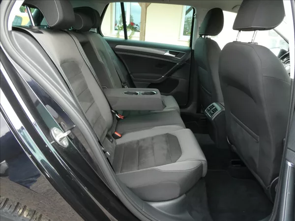 Volkswagen Golf 1,6 TDi 85kW navi,led,serviska - foto 23