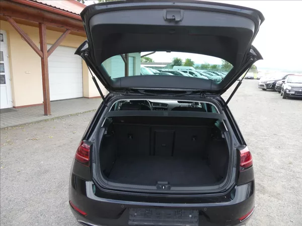 Volkswagen Golf 1,6 TDi 85kW navi,led,serviska - foto 24