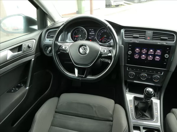 Volkswagen Golf 1,6 TDi 85kW navi,led,serviska - foto 26
