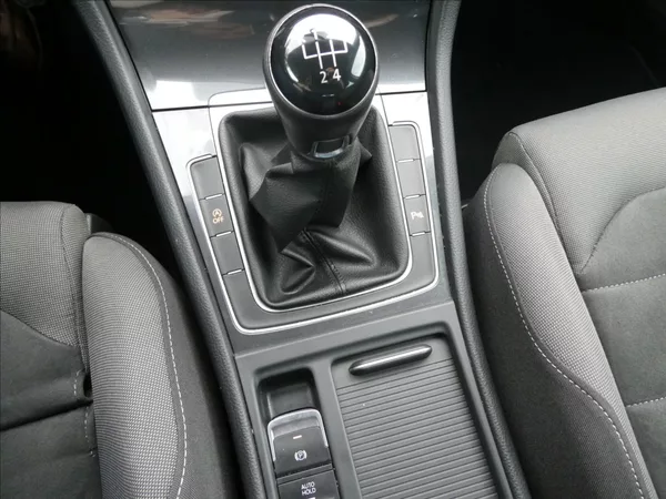 Volkswagen Golf 1,6 TDi 85kW navi,led,serviska - foto 32