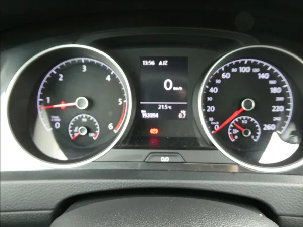 Volkswagen Golf 1,6 TDi 85kW navi,led,serviska - foto 33