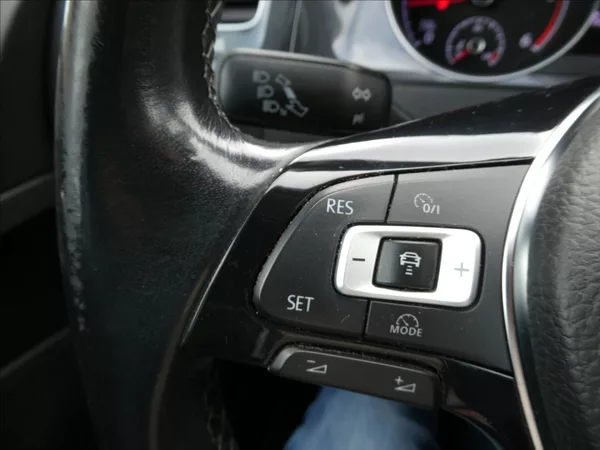 Volkswagen Golf 1,6 TDi 85kW navi,led,serviska - foto 34