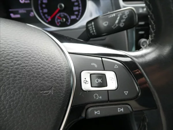 Volkswagen Golf 1,6 TDi 85kW navi,led,serviska - foto 35