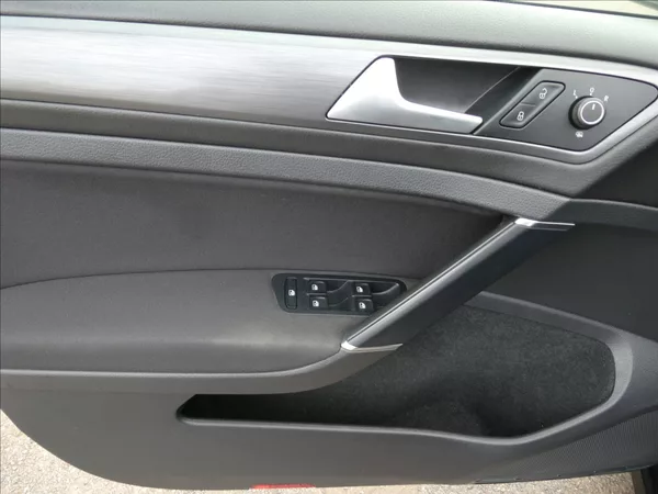 Volkswagen Golf 1,6 TDi 85kW navi,led,serviska - foto 36