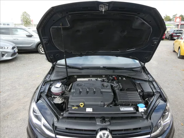 Volkswagen Golf 1,6 TDi 85kW navi,led,serviska - foto 37