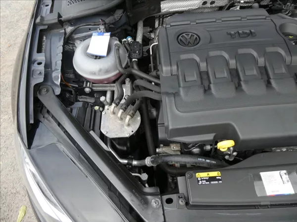 Volkswagen Golf 1,6 TDi 85kW navi,led,serviska - foto 38