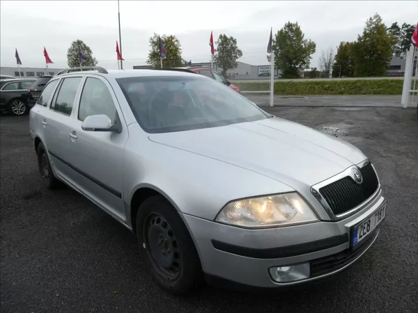 Škoda Octavia 1,6 FSi 85kW závěs, 2x kola