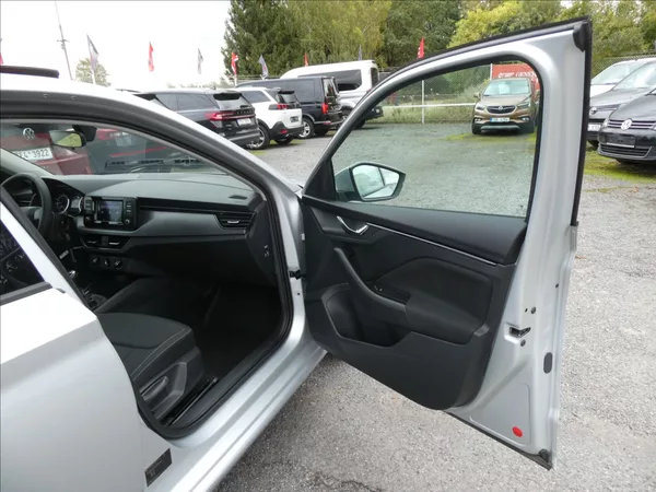 Škoda Scala 1,0 TSi 70kW ČR, DPH, klima - foto 24