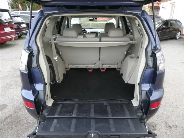 Mitsubishi Outlander 2,4 i 125kW 7.míst,4x4,automat - foto 15
