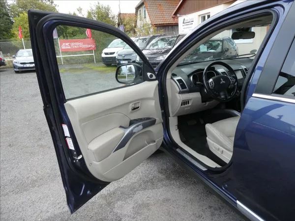 Mitsubishi Outlander 2,4 i 125kW 7.míst,4x4,automat - foto 18