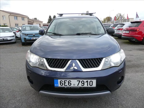 Mitsubishi Outlander 2,4 i 125kW 7.míst,4x4,automat - foto 2