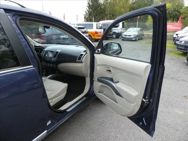 Mitsubishi Outlander 2,4 i 125kW 7.míst,4x4,automat - foto 22