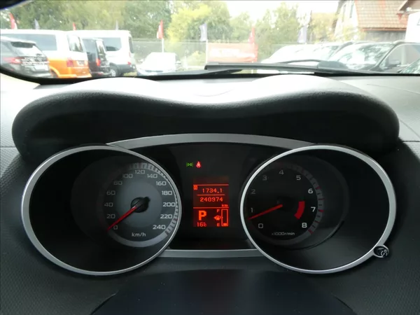 Mitsubishi Outlander 2,4 i 125kW 7.míst,4x4,automat - foto 31