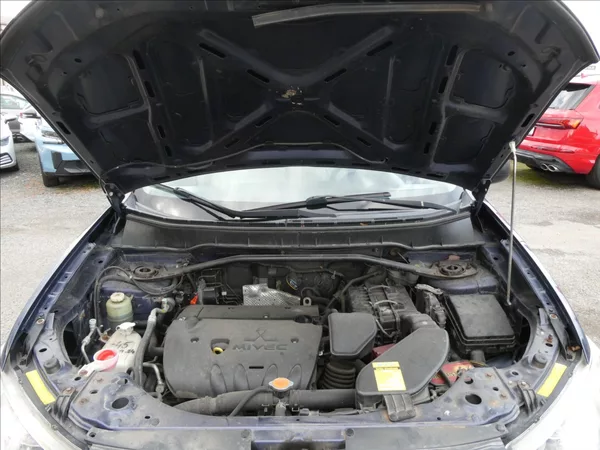 Mitsubishi Outlander 2,4 i 125kW 7.míst,4x4,automat - foto 32