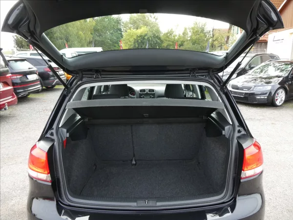Volkswagen Golf 1,6 TDi 77kW serviska, závěs - foto 17