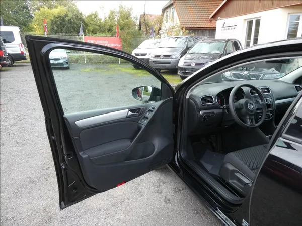Volkswagen Golf 1,6 TDi 77kW serviska, závěs - foto 19